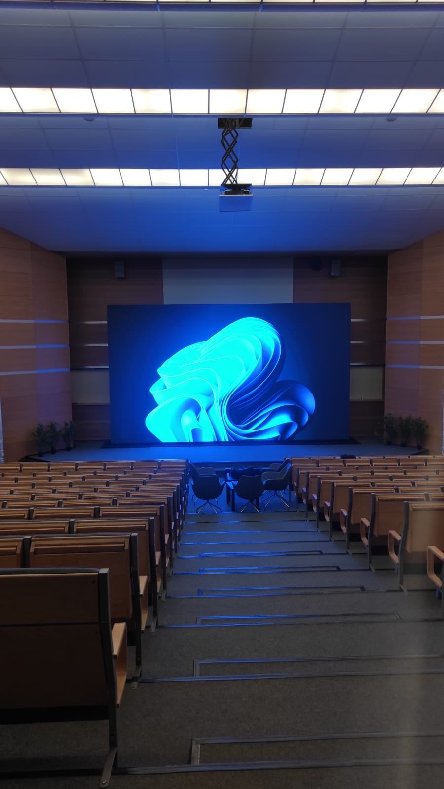 Duży ekran LED w sali konferencyjnej