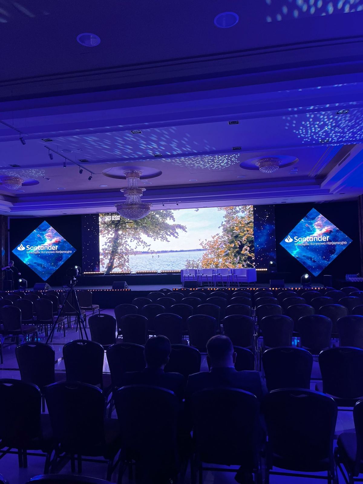 Sala konferencyjna z ekranami LED