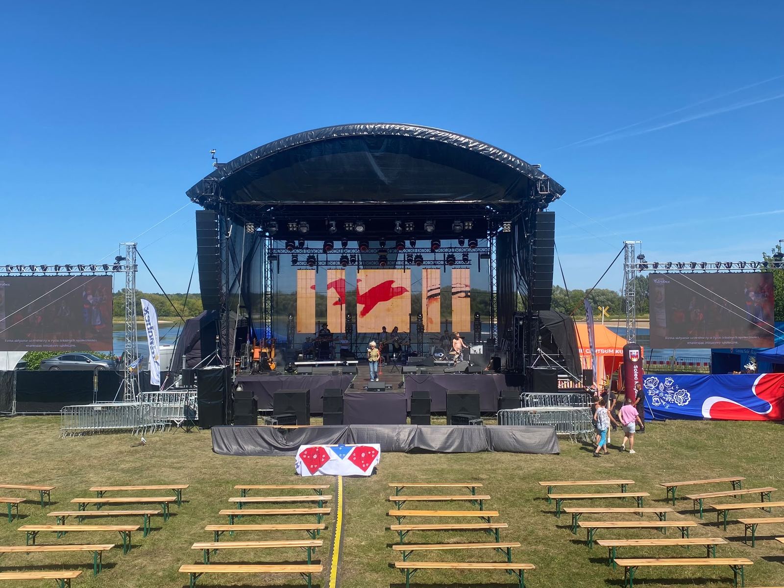 Plenerowa scena z ekranami LED